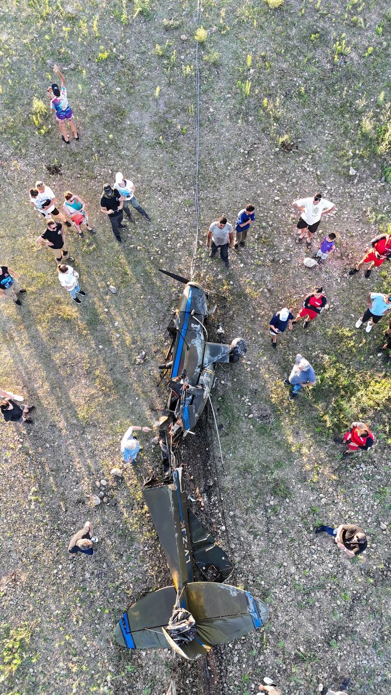 Los restos de la avioneta tras su extracción del fondo del embalse Foto: Policía de Córdoba