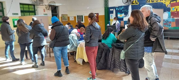 CABA Largas filas en las mesas de votación de las escuelas de la Ciudad Foto: Carlos Boyadjian
