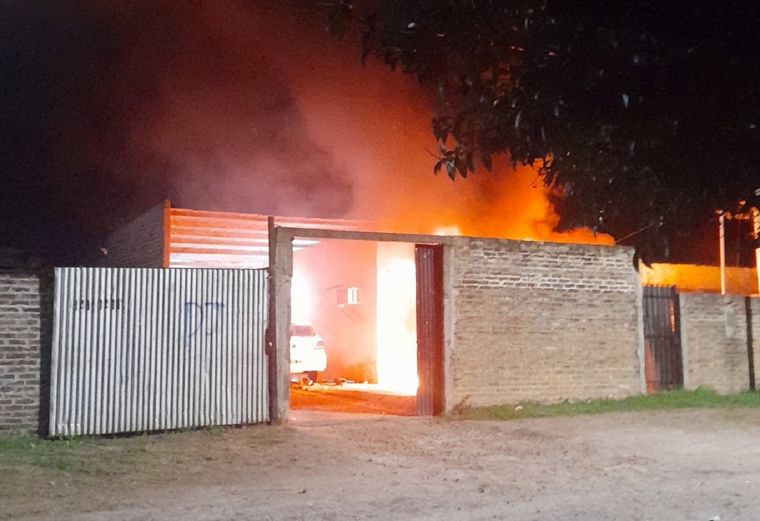 Cientos de vecinos de Santa Elena atentaron contra la vivienda y la funeraria del supuesto abusador tras la viralización de un video en redes. Foto: X de Entre Ríos Ya