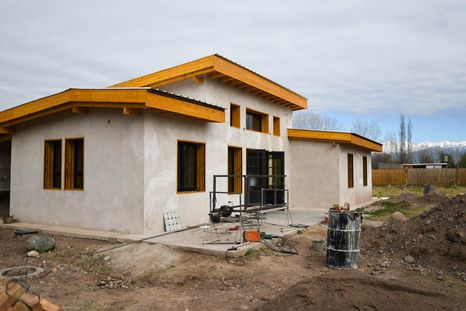 En Maipú se levantó una casa modelo de quincha mejorada con crédito del IPV. En Maipú se levantó una casa modelo de quincha mejorada con crédito del IPV.