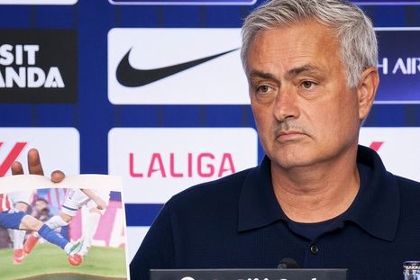El Atlético se burló de Mourinho por quejarse de los árbitros tras el derbi madrileño. El Atlético se burló de Mourinho por quejarse de los árbitros tras el derbi madrileño.