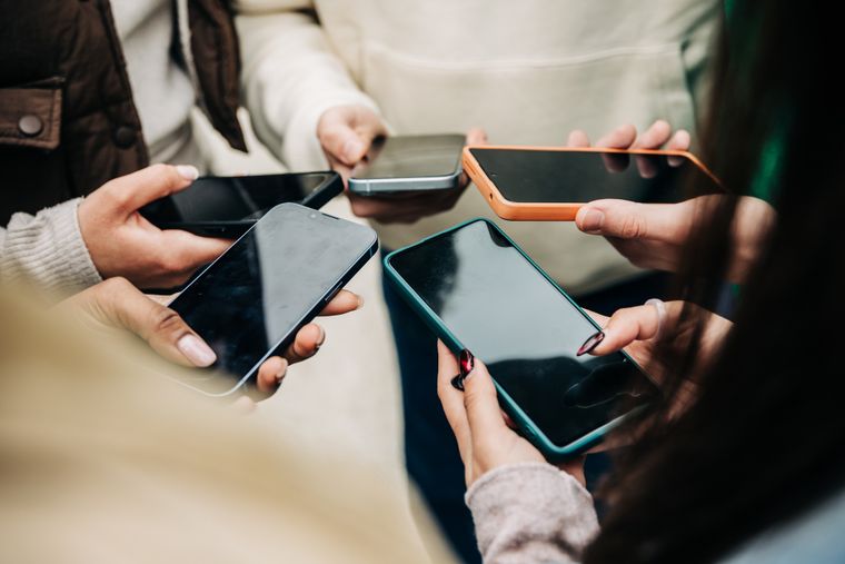 Los nuevos teléfonos de gama económica en 2026 ofrecen pantallas de 120Hz y baterías de larga duración por un precio accesible.
