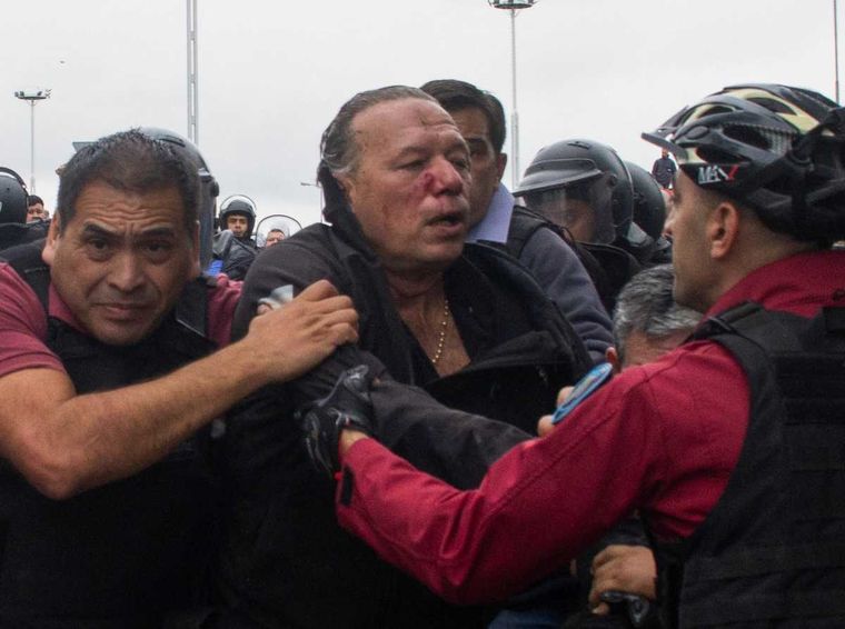 Sergio Berni fue agredido por colectiveros enojados tras el crimen de un colega Foto: NA