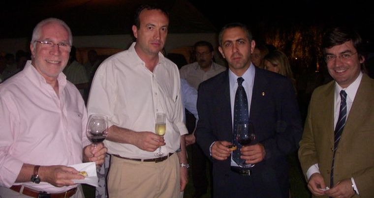 El presidente de Bodegas de Argentina, Juan José Canay, junto a Gabriel Fidel, Guillermo Migliozzi, en representación del gobernador y Omar De Marchi. Foto: MDZ