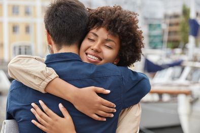 MDZol | Se abrazan a causa de lo inminente. Foto: Freepik