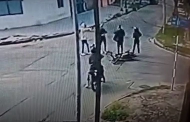 Una cámara de seguridad registró el momento en el que la oficial fue baleada por delincuentes Foto: Captura de video