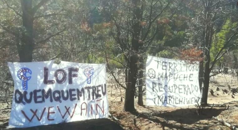 Algunas de las banderas que se vieron en Cuesta del Ternero Foto: Foto: @APDHArgentina
