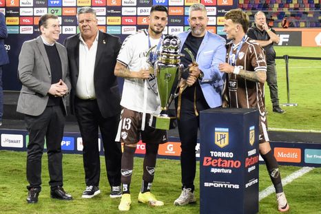Nacho Vázquez, capitán de Platense, y Guido Mainero, autor del gol del título, reciben la Copa de la Liga junto al presidente Sebastián Ordóñez. A un costado, Chiqui Tapia. Nacho Vázquez, capitán de Platense, y Guido Mainero, autor del gol del título, reciben la Copa de la Liga junto al presidente Sebastián Ordóñez. A un costado, Chiqui Tapia.