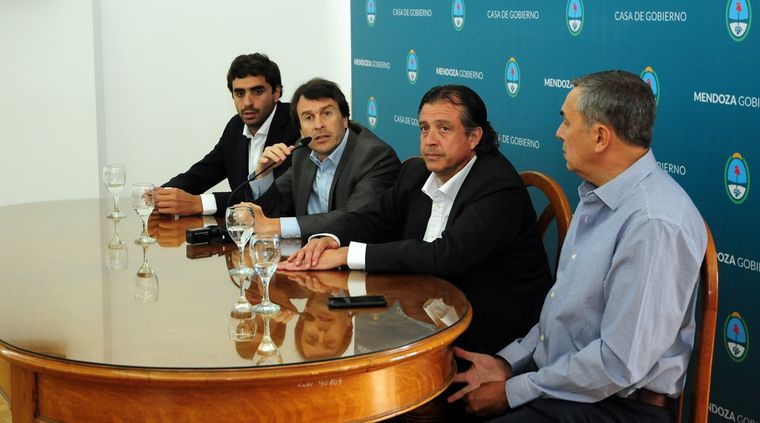 El ministro Nieri diserta ante la mirada de Mema, Ibáñez y Vaquié