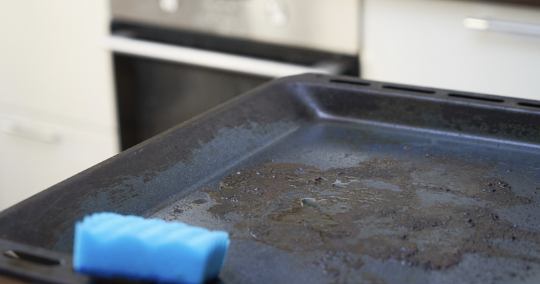 Las bandejas del horno suelen acumular grasa en la superficie. Foto: Shutterstock