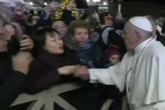 la violenta reaccion del papa con una mujer que lo tironeo del brazo