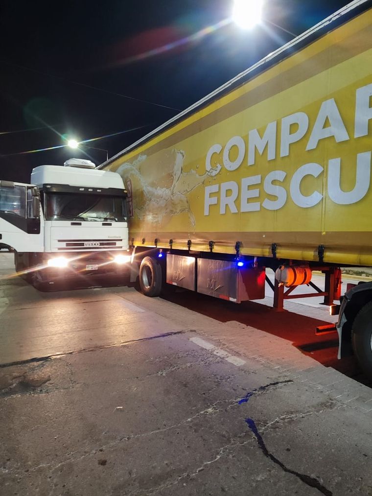 En Godoy Cruz, un camionero se descompensó y terminó impactando contra otro camión En Godoy Cruz, un camionero se descompensó y terminó impactando contra otro camión