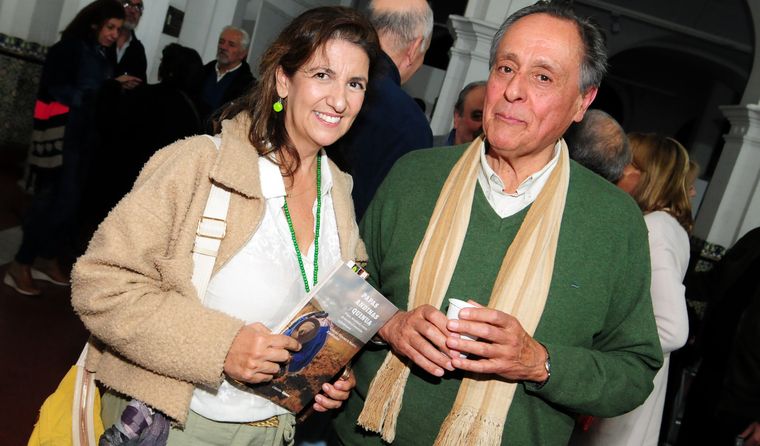 Jaqueline Maimone de Librería Antu junto a Ramón Alejandro Balmaceda. Jaqueline Maimone de Librería Antu junto a Ramón Alejandro Balmaceda.