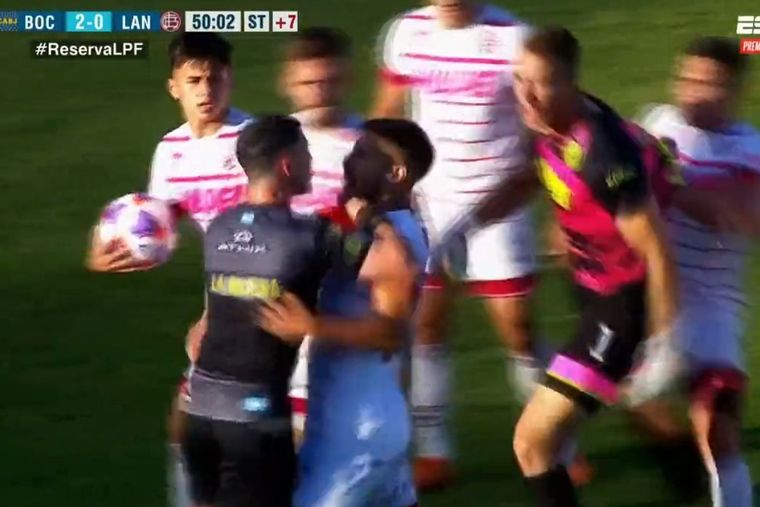 Escándalo en la Reserva: Boca salió campeón, pero los jugadores de Lanús agredieron al árbitro. Foto: TNT Sports