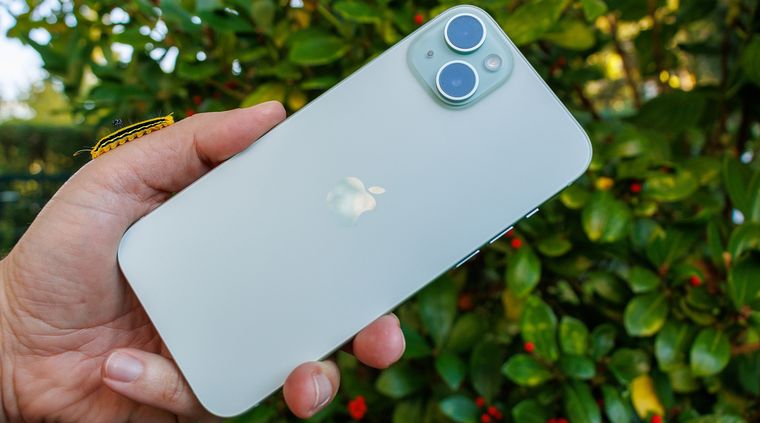 iPhone 15 cuenta con cámaras traseras de 48 MP y 12 MP para fotografías detalladas y retratos. iPhone 15 cuenta con cámaras traseras de 48 MP y 12 MP para fotografías detalladas y retratos.