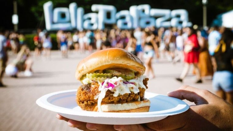 Miles de jóvenes cargan sus pulseras para evitar las filas en las horas pico del festival. / Instagram @lollapaloozaar