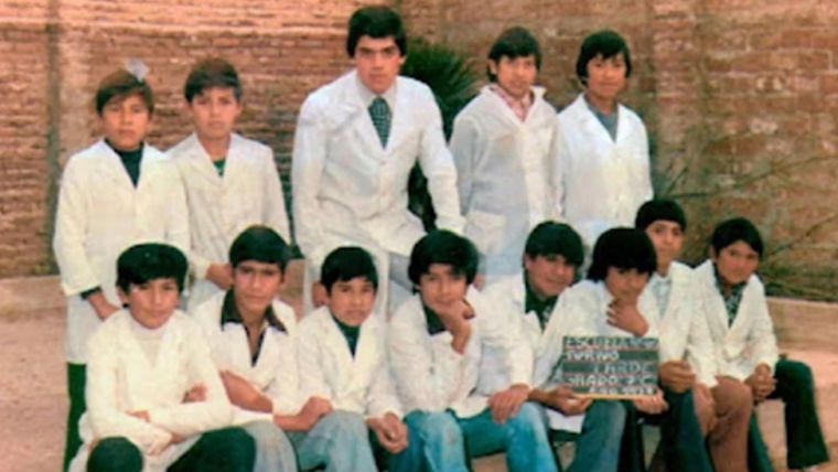 El maestro Cao con sus alumnos en la Escuela nro 32 de Gregorio de Laferrere que hoy lleva su nombre. Foto: el1digital.com.ar