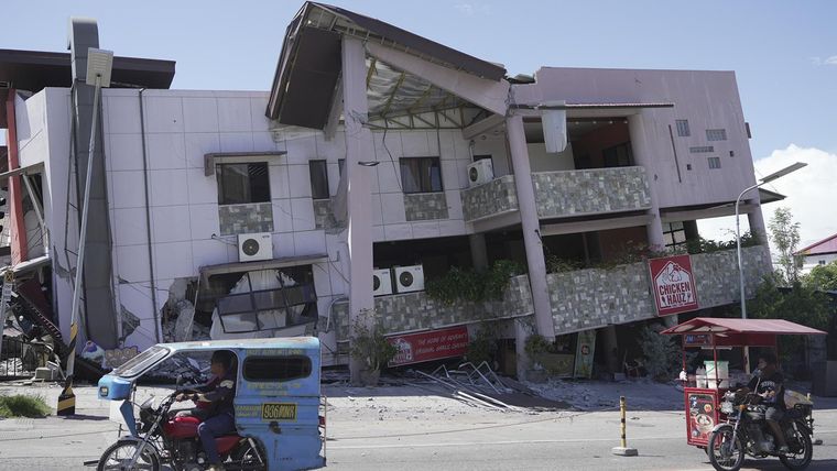El terremoto ha destruido edificios en Filipinas, donde hay decenas de muertos. Foto Efe El terremoto ha destruido edificios en Filipinas, donde hay decenas de muertos. Foto Efe