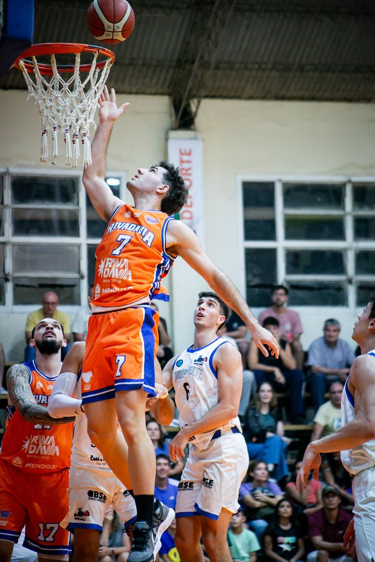 El Naranja perdió en el final del encuentro. Foto: Abril Capeloni - Rivadavia