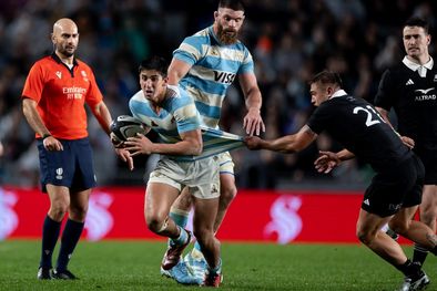 MDZol | Lucio Cinti conserva la pelota durante la última victoria argentina ante los All Blacks. Foto: Los Pumas