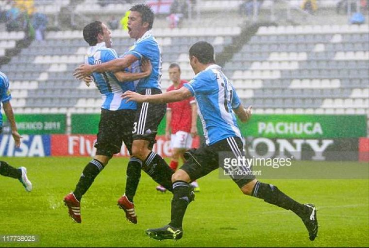 Padilla grita su gol contra Inglaterra con alma y vida.