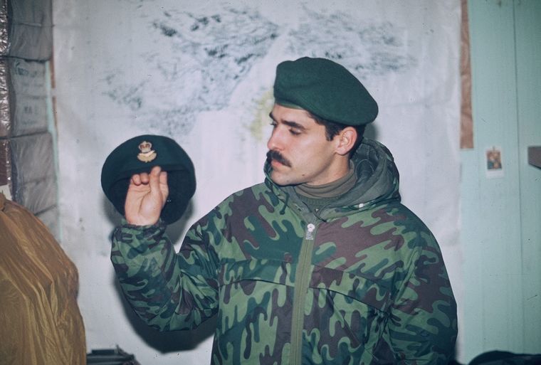 Enrique Stel mostrando boina de la Royal Marine Foto: Gentileza Enrique Stel