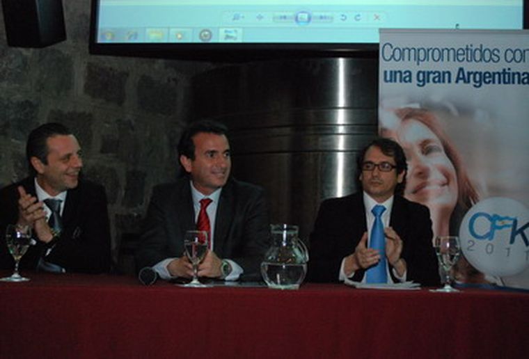 Paco Pérez exponiendo. Foto: MDZ