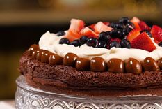 Torta de chocolate negro con lluvia de frutos rojos.