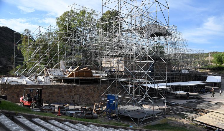 Con una fuerte impronta histórica por los 90 años, la nueva edición suma 700 metros de cajas lumínicas, músicos en posición central y mejoras en el entorno del teatro griego. Con una fuerte impronta histórica por los 90 años, la nueva edición suma 700 metros de cajas lumínicas, músicos en posición central y mejoras en el entorno del teatro griego.
