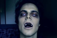 Las personas que hacían deporte en la plaza eran hostigadas por el hombre disfrazado de vampiro