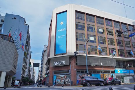 La Anses empieza hoy el calendario de pagos con aumentos y bono. La Anses empieza hoy el calendario de pagos con aumentos y bono.