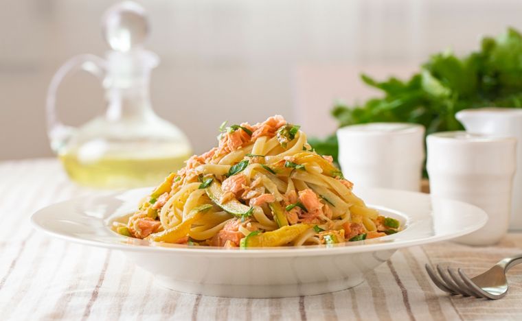 Pasta con salmón Una receta simple y deliciosa en minutos. Foto: Shutterstock