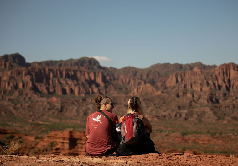 El atardecer tiñe de dorado y rojo las formaciones geológicas del parque, creando un escenario único que parece sacado de otro planeta. El atardecer tiñe de dorado y rojo las formaciones geológicas del parque, creando un escenario único que parece sacado de otro planeta.