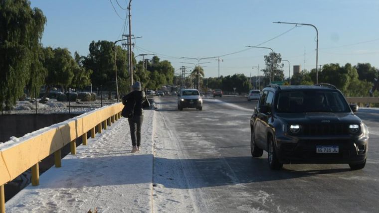 Aún hay nieve y hielo en la calzada Aún hay nieve y hielo en la calzada