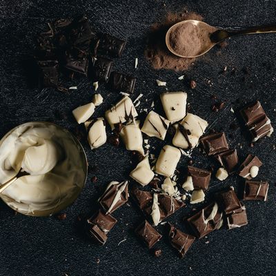 Calentá la crema de leche y mezclala con el chocolate sin azúcar troceado hasta obtener una cobertura lisa y brillante.