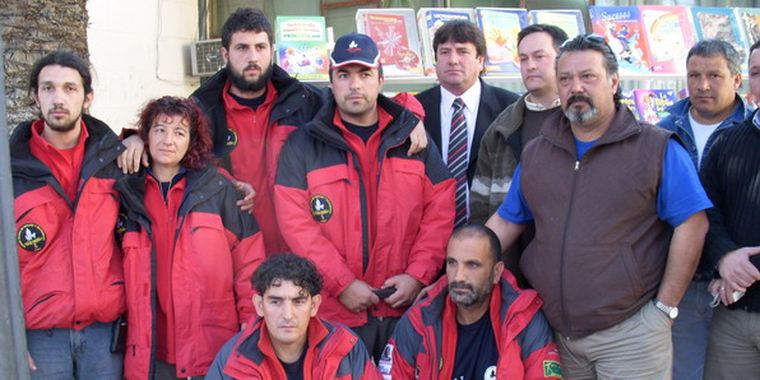 El equipo de rescatistas en la municipalidad de Maipú, luego de la conferencia de prensa. Foto: MDz