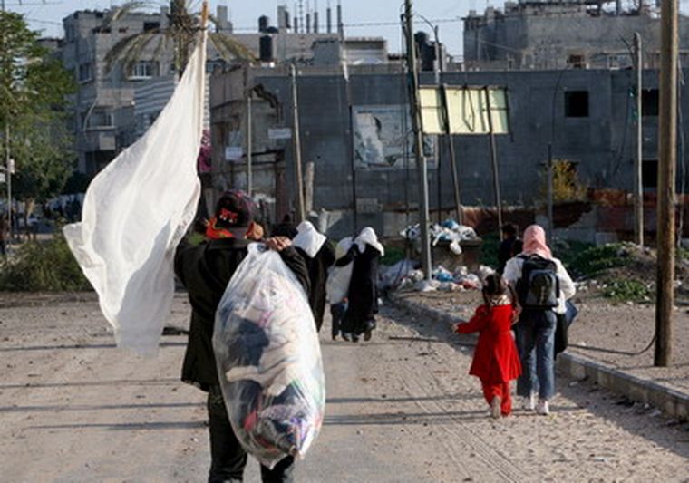 Ciudadanos de Gaza circulan por las calles. Foto: EFE