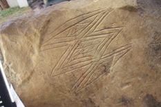 hallan una piedra tallada hace 5.000 anos