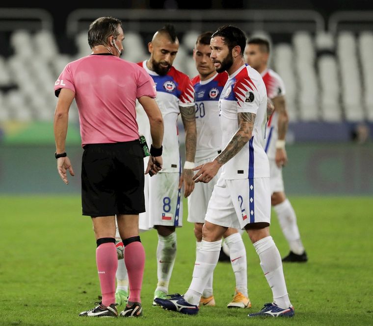 Todo Chile le reclamó al árbitro argentino Patricio Loustau Foto: EFE