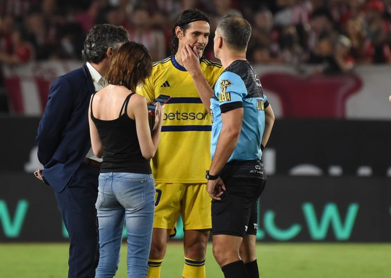 Edinson Cavani hablando con el árbitro Echenique. Foto: Foto Baires
