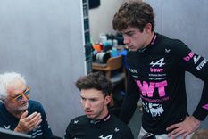 Franco Colapinto analiza los datos del día con Flavio Briatore y Pierre Gasly. Franco Colapinto analiza los datos del día con Flavio Briatore y Pierre Gasly.