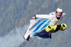 impresionante video: vuelos a 300 km/h con un diminuto traje aereo electrico impresionante video: vuelos a 300 km/h con un diminuto traje aereo electrico