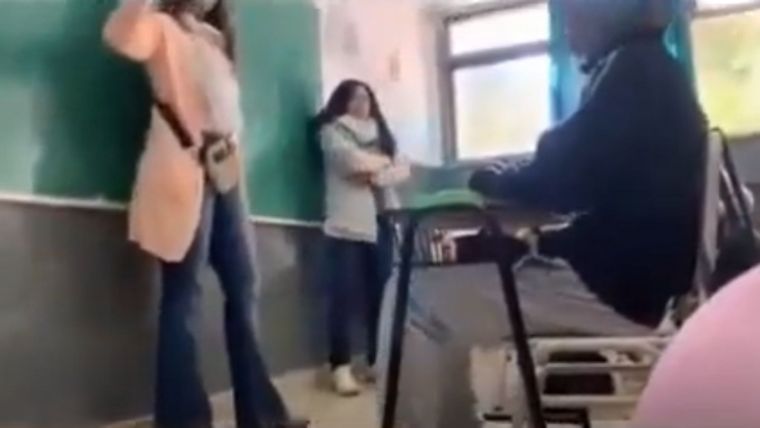 Una directora pateó el pupitre de un alumno en Rosario.