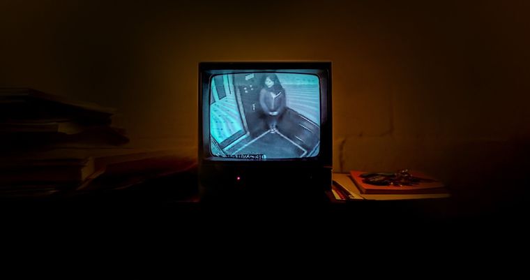 Netflix. La joven fue vista por última vez en el ascensor del hotel. Fuente. Netflix. Netflix. La joven fue vista por última vez en el ascensor del hotel. Fuente. Netflix.