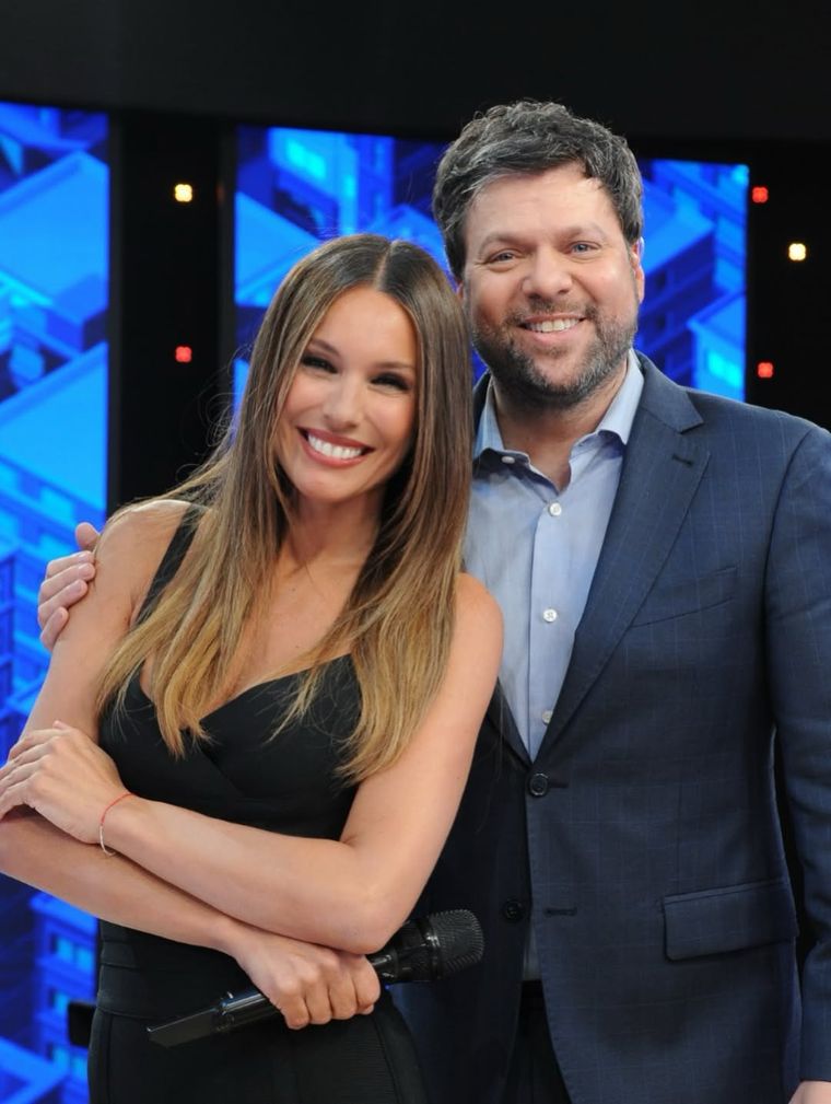 Pampita apostó al clásico total black para iniciar su nuevo desafío en TV. Pampita apostó al clásico total black para iniciar su nuevo desafío en TV.