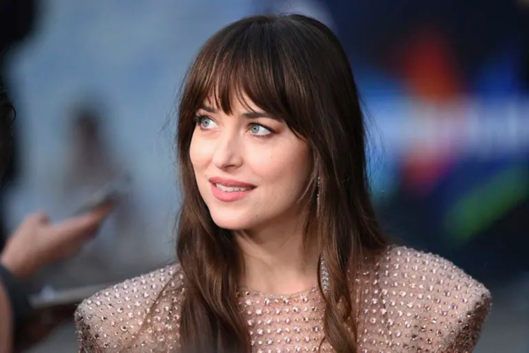 DAKOTA JOHNSON TIENE TAN SOLO 32 AÑOS. LA ACTRIZ ACUMULÓ UNA FORTUNA GRACIAS A SU TRABAJO.