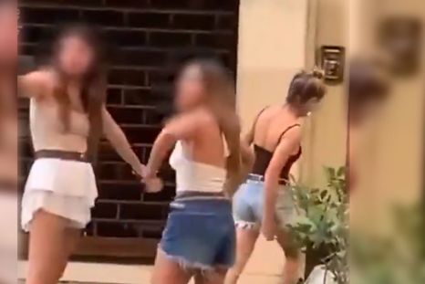 Agostina Páez fue grabada realizando un gesto racista en Brasil durante sus vacaciones. Agostina Páez fue grabada realizando un gesto racista en Brasil durante sus vacaciones.