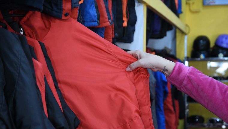 Supermercados ofrecen precios más baratos para cambiar el stock de su mercadería. Supermercados ofrecen precios más baratos para cambiar el stock de su mercadería.