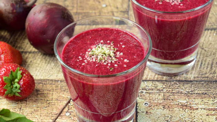 Esta receta de jugo detox rojo aprovecha la remolacha, que aporta antioxidantes naturales y color intenso. Esta receta de jugo detox rojo aprovecha la remolacha, que aporta antioxidantes naturales y color intenso.