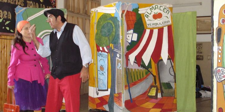 Ricardo Guiñazú y Mirta Rodríguez interpretando algunos personajes de la obra.